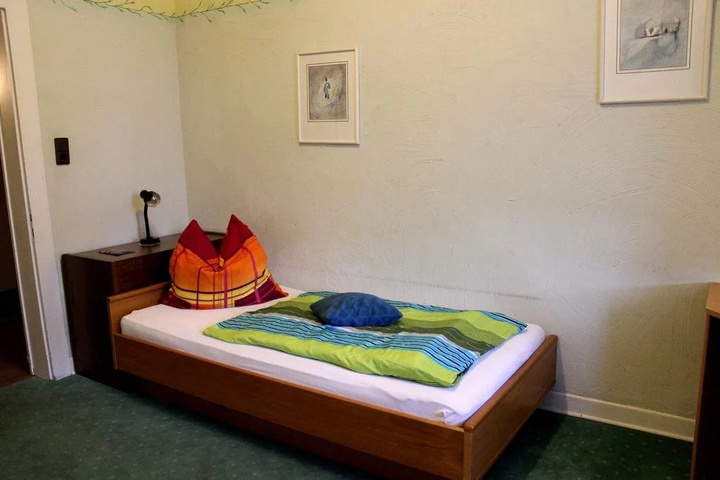 Room 6 of 18