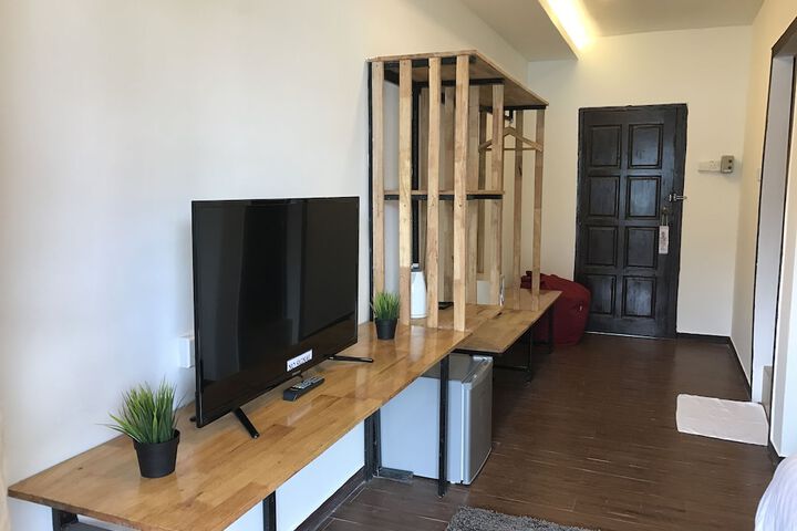 Room 4 of 163