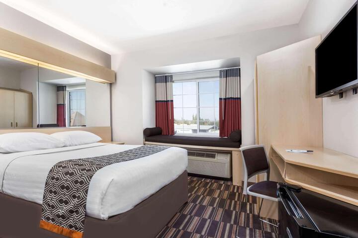 1 Queen Bed Accessible Room (4 of 15)