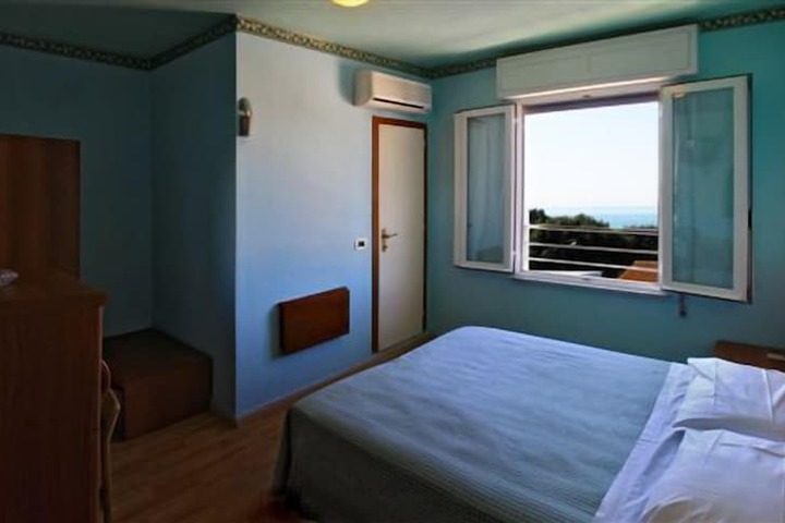 Room 16 of 119