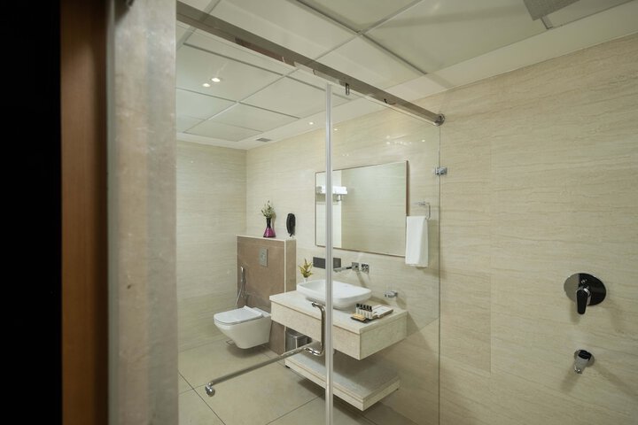 Room 28 of 114