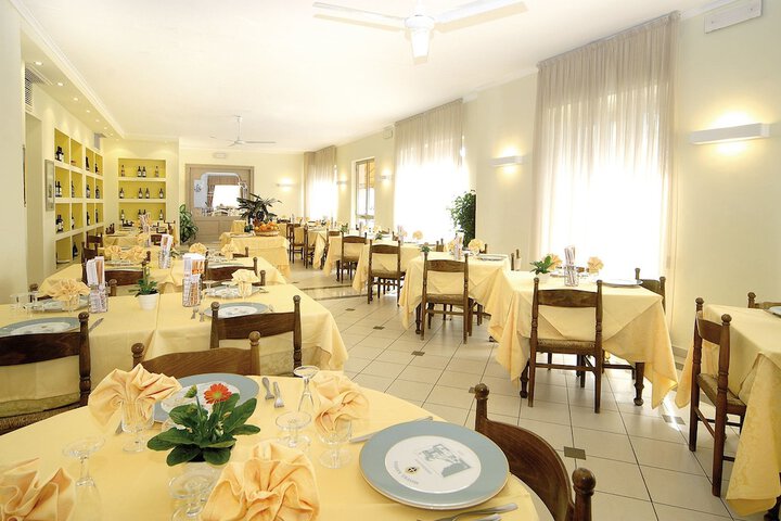 Dining 11 of 17