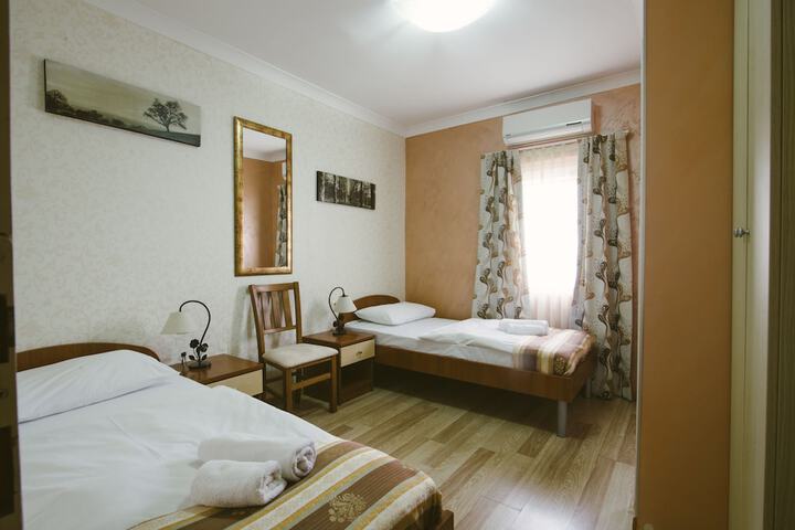 Room 30 of 103