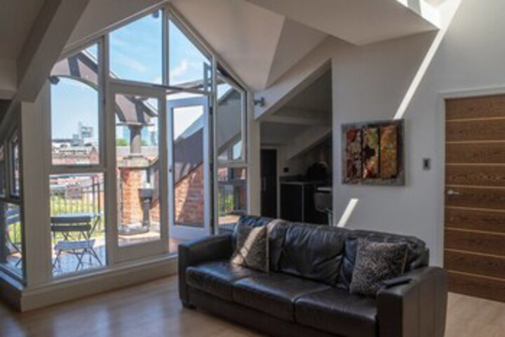 Amazing Spacious 2 Bed Duplex Penthouse w Balcony