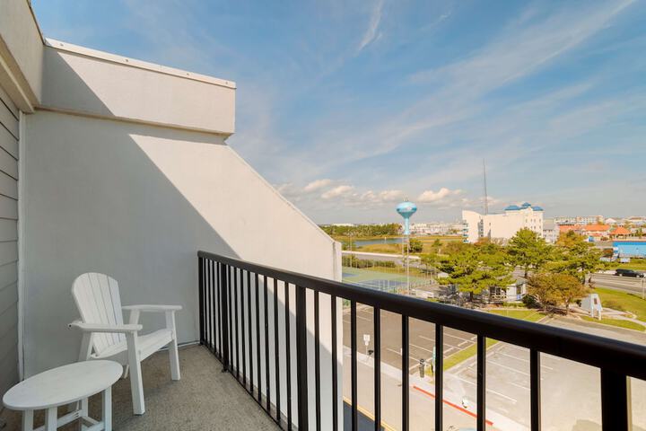 1 King Bed Balcony Microwave and Refrigerator Sofa Bed Shower Only (9 of 23)