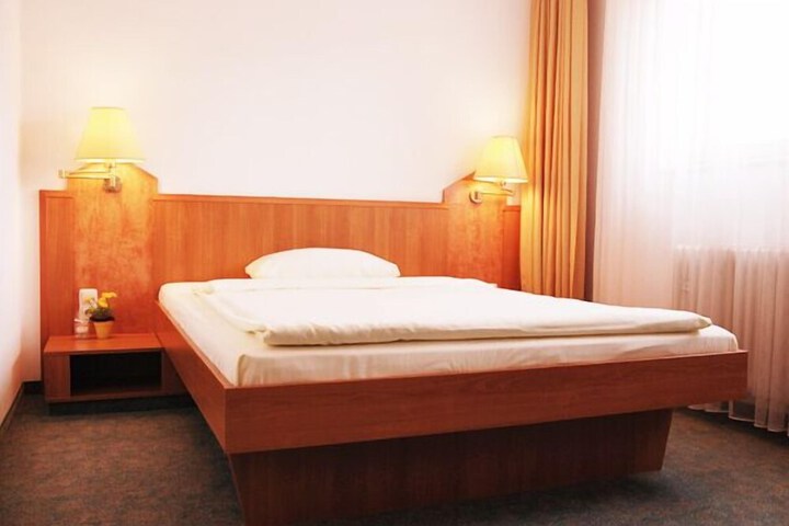 Room 5 of 32
