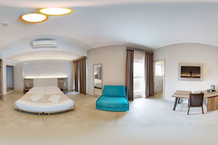 Room 12 of 39