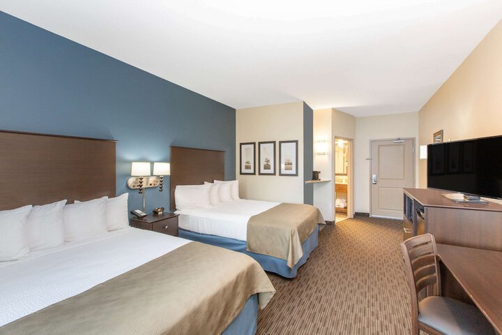2 Queen Beds Business Room (4 of 4)