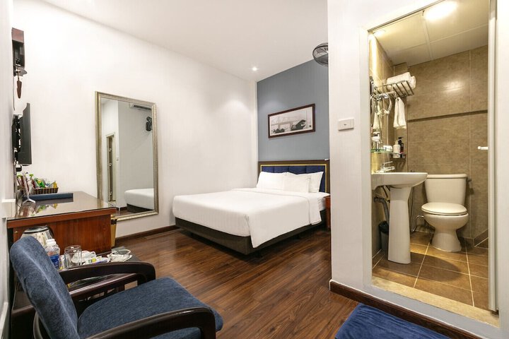 Room 6 of 10
