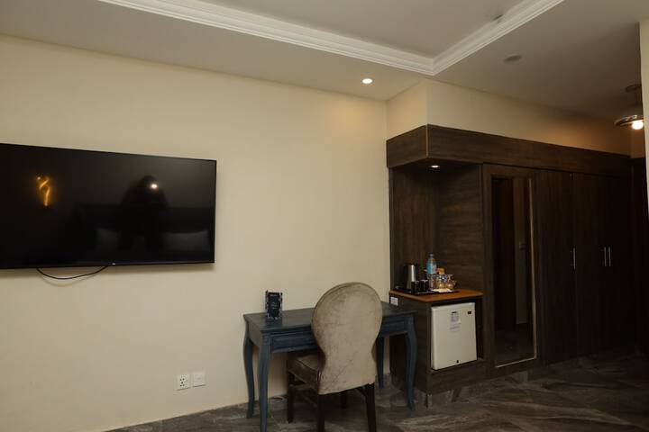 Room 6 of 30