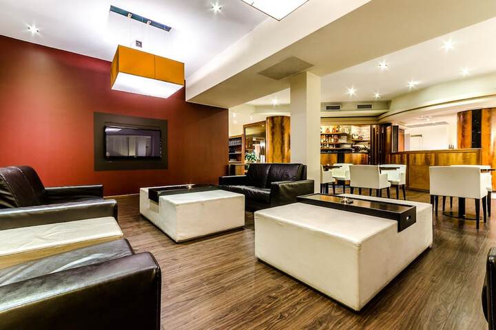 Lounge 42 of 50