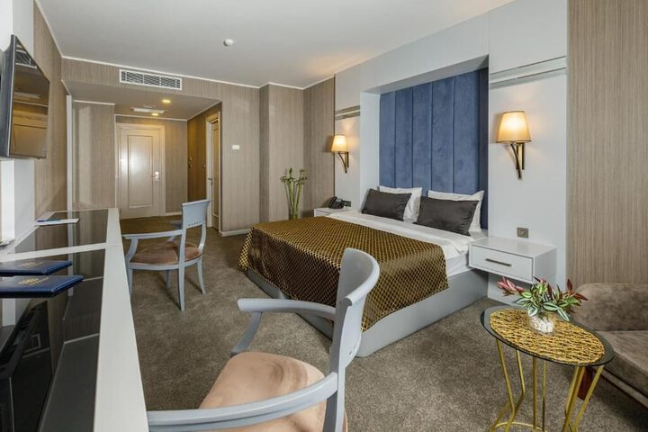 Room 9 of 36