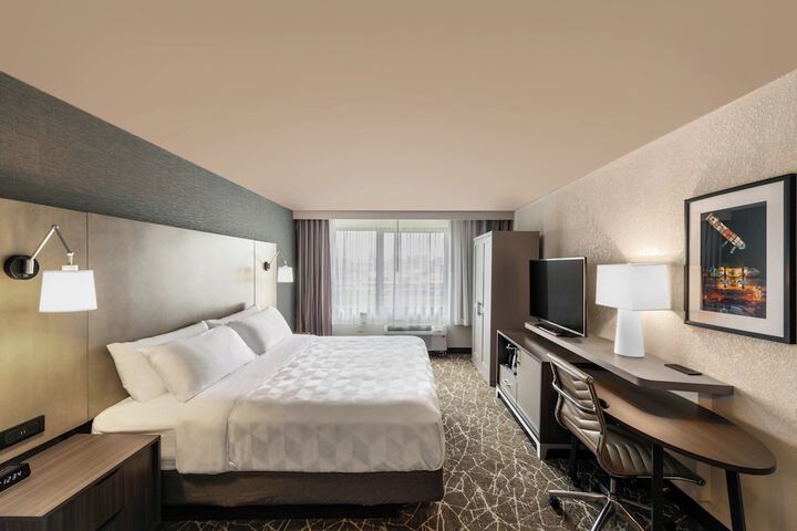 1 King Bed (3 of 4)