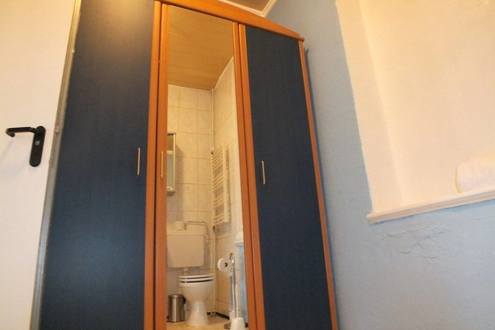 Room 9 of 15