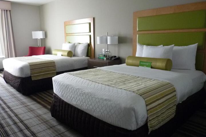 2 Queen Beds (12 of 15)