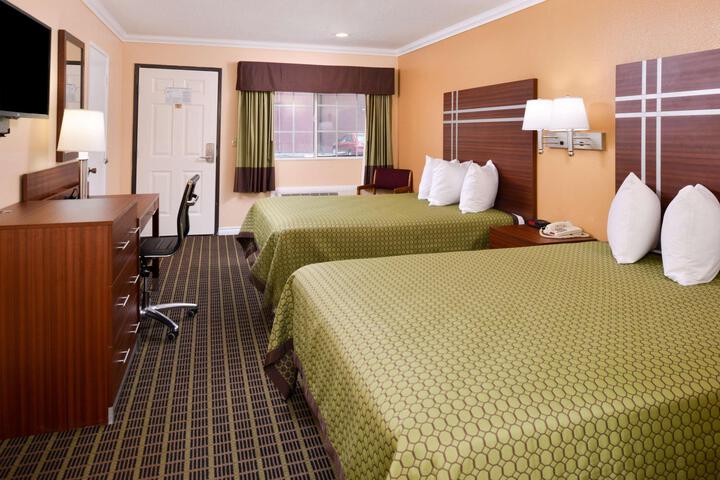 2 Queen Beds (7 of 18)