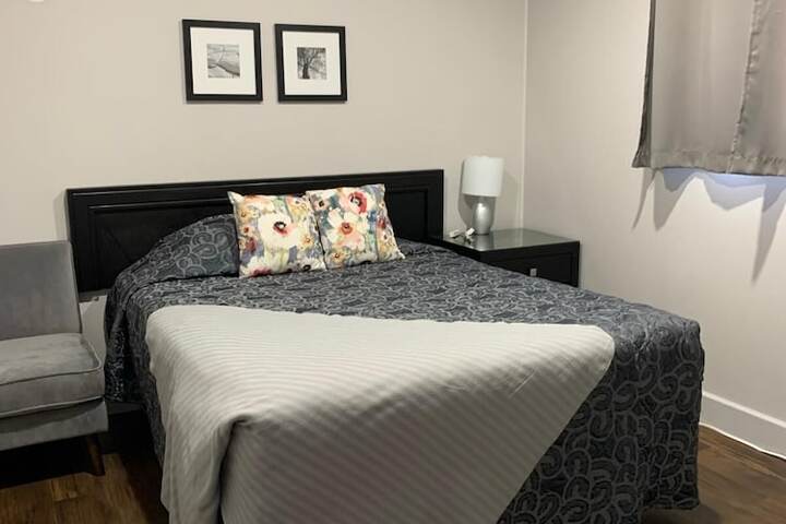 Suite 1 Queen Bed Lake View (1 of 5)