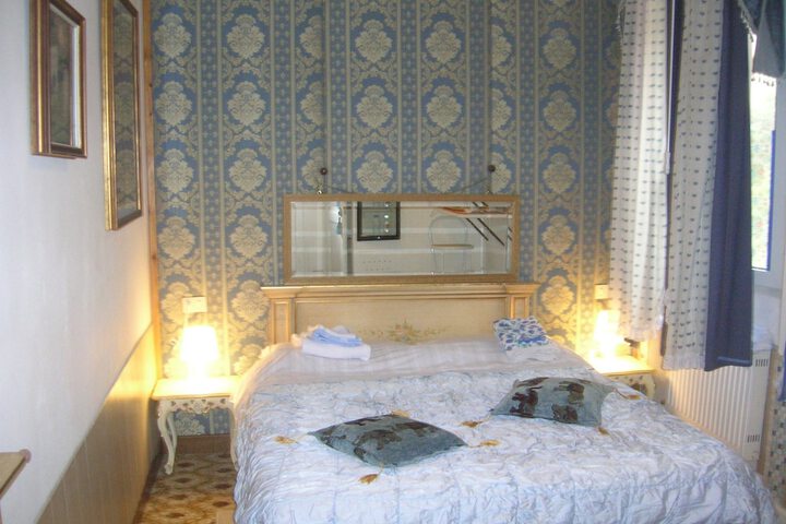 Room 10 of 166