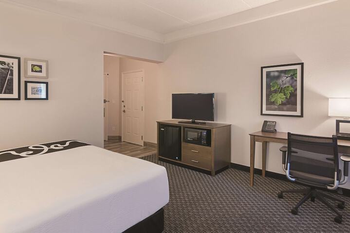 1 King Bed Mobility Hearing Impaired Accessible Room (12 of 24)