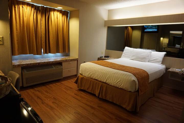 1 Queen Bed (1 of 8)