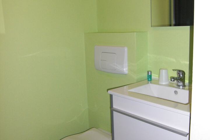 Room 27 of 32