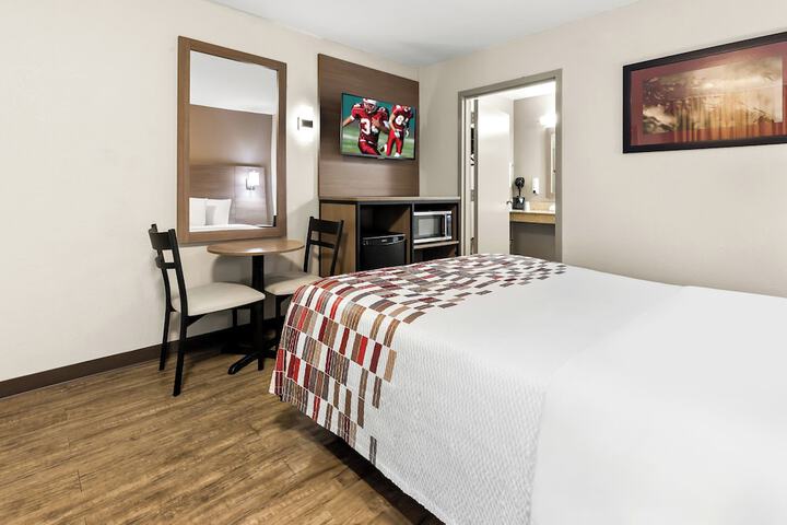 Deluxe Queen Bed (7 of 9)