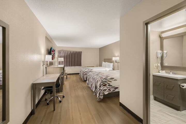 2 Queen Beds (2 of 9)