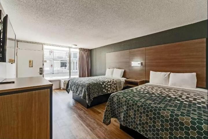 1 Queen Bed (6 of 27)