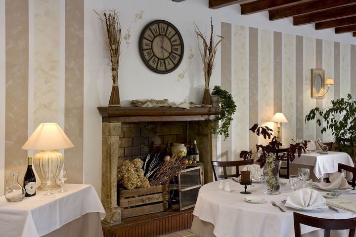 Dining 11 of 21