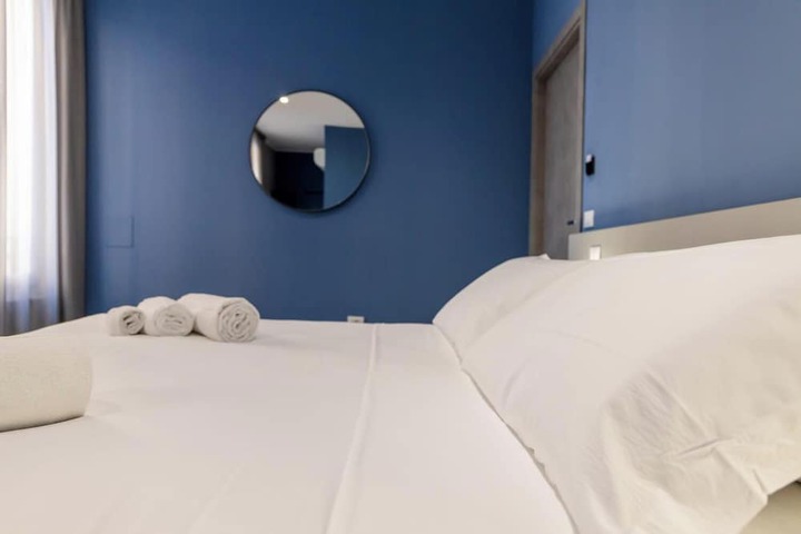 Room 4 of 9