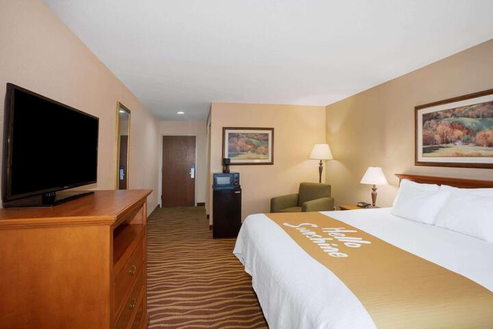 1 King Bed (3 of 10)