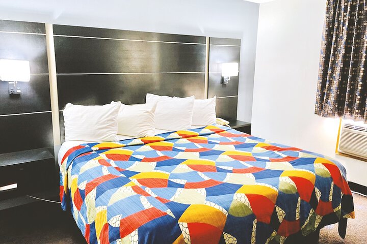 Deluxe King Bed (3 of 12)