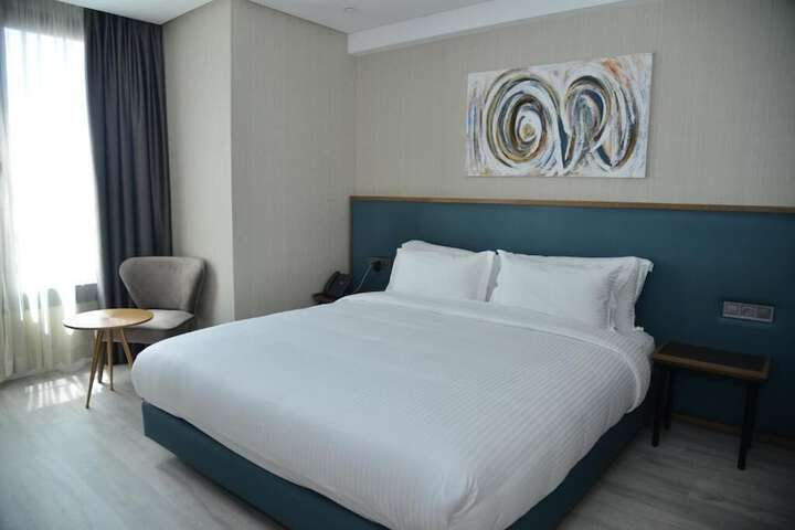 Room 9 of 18