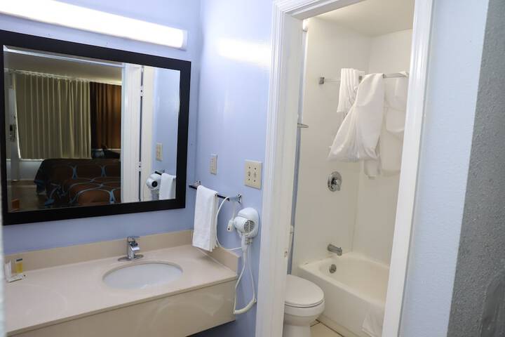2 Double Beds (3 of 5)