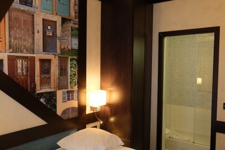 Room 17 of 34