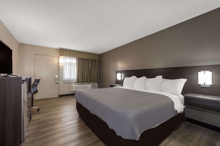 1 King Bed (4 of 5)