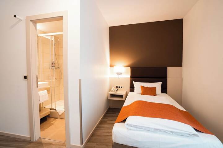 Room 10 of 34