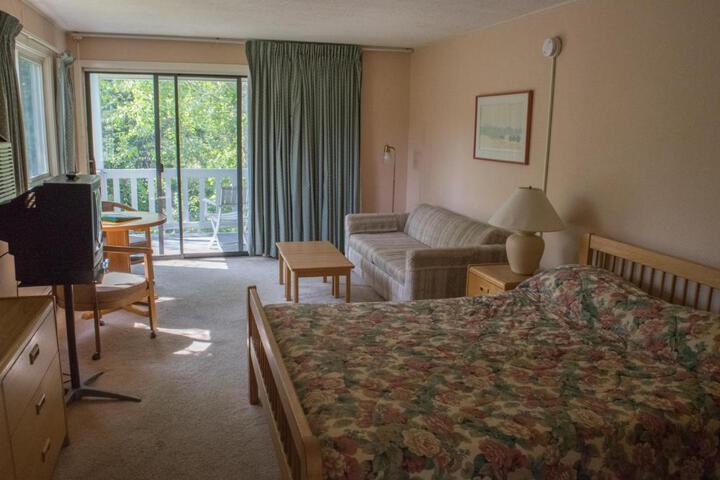 1 Queen Bed (3 of 14)