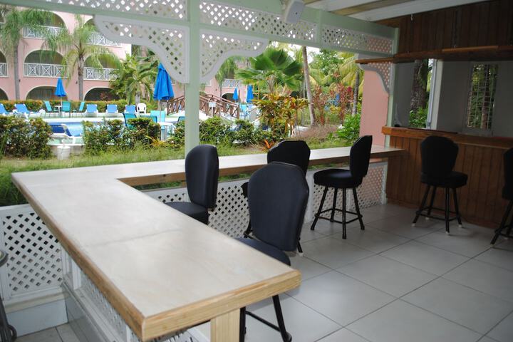 Lounge 37 of 60