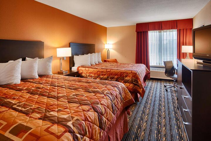 2 Queen Beds High Speed Internet Accessible Microwave and Refrigerator Work Desk Full Breakfast (2 of 4)