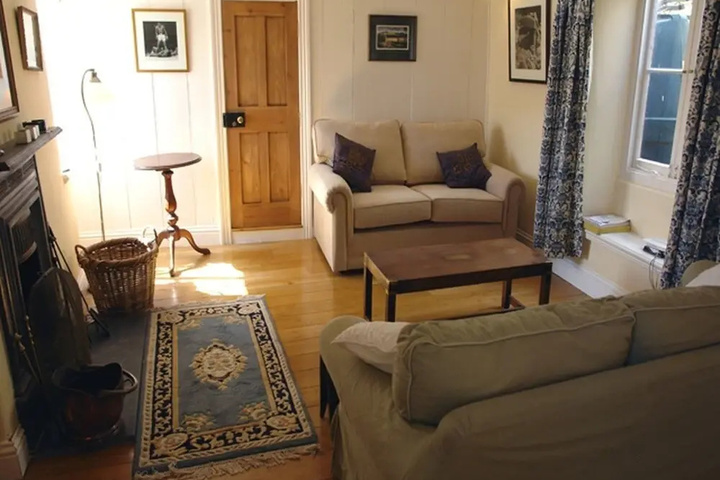 Room 4 of 10