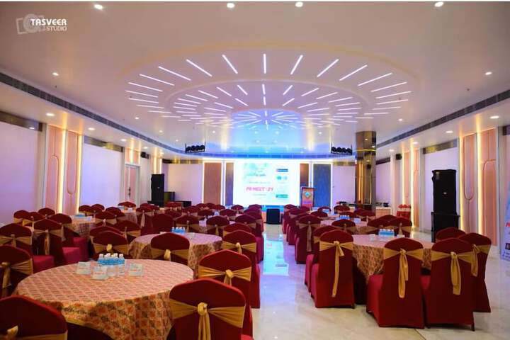 Ballroom/Hall 117 of 130