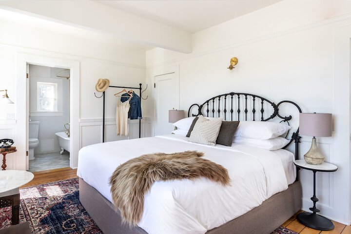 Deluxe Queen Bed (7 of 10)