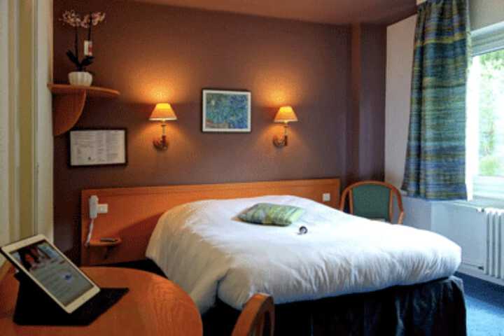 Room 8 of 48