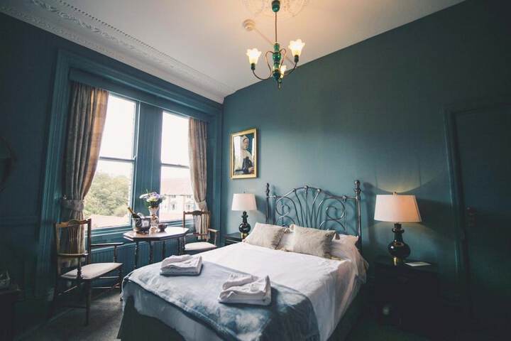 Room 2 of 8