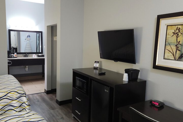 1 King Bed (6 of 6)
