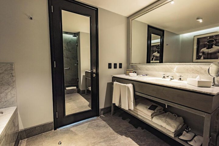 Room 42 of 117