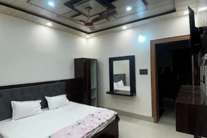 Room 8 of 12