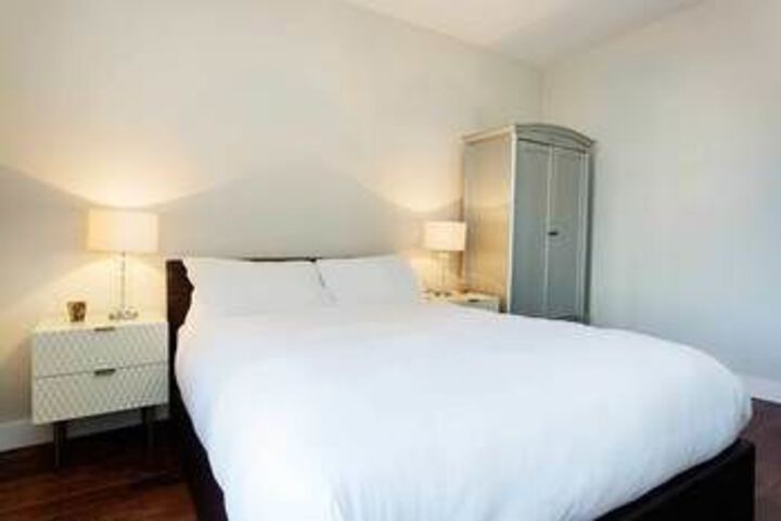 Room 5 of 11