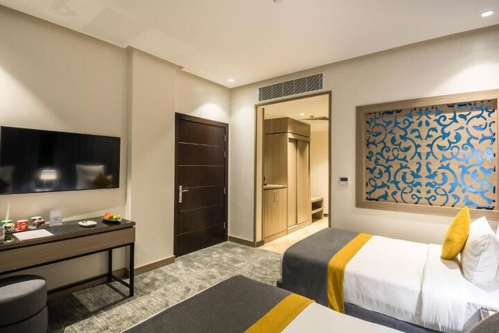 Room 5 of 16